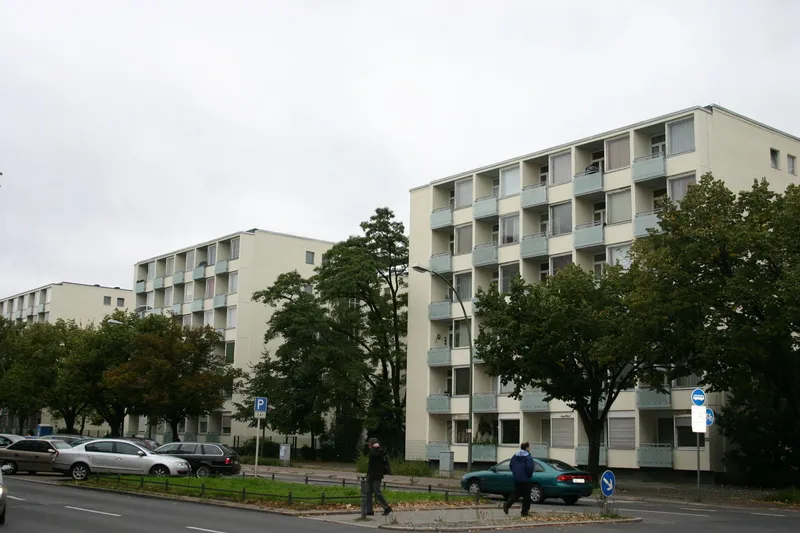 Zentrale Lage an der Otto-Suhr-Allee — photo 1